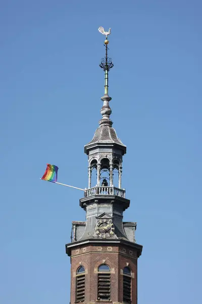 एम्स्टर्डम, हॉलैंड में एक चर्च बेल टॉवर पर रेनबो ध्वज स्टॉक तस्वीर