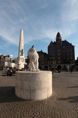 Hollanda, Amsterdam 'daki Baraj Meydanı' ndaki Kral Aslan heykeli.