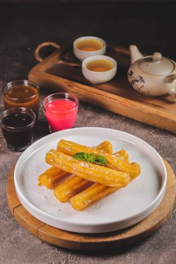 Soslu kızarmış tavuk kanadı ve bal.