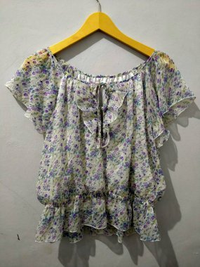 Mutlu küçük çocuk ve babası kumsalda