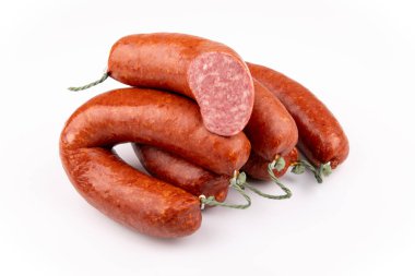 Krakow sosisi - beyaz arka planda lezzetli Krakow sosisleri