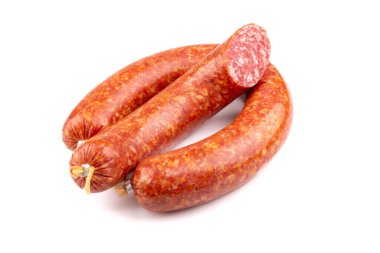 Baharatsız sucuk - lezzetli sosisler, sosisler beyaz arka planda izole edilmiş bir kaplama olmadan.