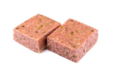 Suelze, Suelzwurst, jöleli sosis, kasaptan taze çıkmış taze bir parça, beyaz arka planda izole edilmiş bir parça jöleli sosis.