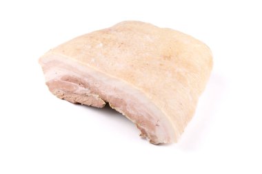 Pişmiş domuz göbeği, kasaptan yeni çıkmış domuz eti, beyaz bir arka planda izole edilmiş domuz göbeği.