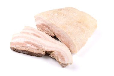 Pişmiş domuz göbeği, kasaptan yeni çıkmış domuz eti, beyaz bir arka planda izole edilmiş domuz göbeği.