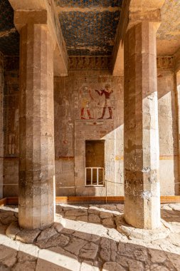 Mısır 'daki hiyeroglifler ve duvar resimleri, Deir el-Bahari mezarlığındaki Mortuary Hatshepsut Tapınağı, Luxor. Mısır 'da geziler, tatiller, gidiş dönüş.