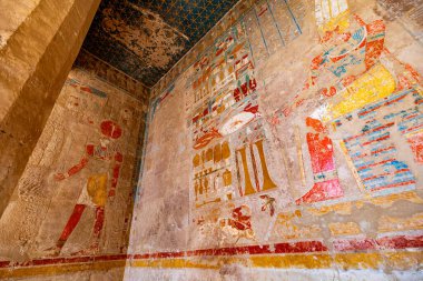 Mısır 'daki hiyeroglifler ve duvar resimleri, Deir el-Bahari mezarlığındaki Mortuary Hatshepsut Tapınağı, Luxor. Mısır 'da geziler, tatiller, gidiş dönüş.