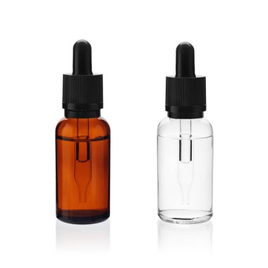 Kozmetik, temel yağ ve beyaz arka planda izole edilmiş diğer sıvı ürünler için etiketsiz kahverengi ve şeffaf şişeler,.