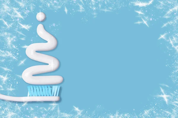 メリークリスマスとコピースペースと青の背景に歯磨き粉から作られた歯ブラシやモミの木と歯科用ハッピーニューイヤーカード 歯科医療の概念 — ストック写真