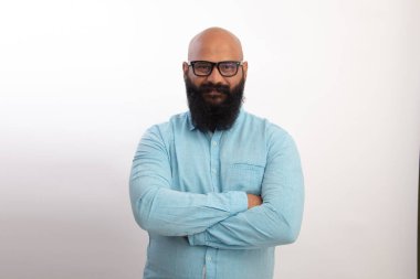 Mutlu Hintli, sağlıklı, orta yaşlı, kollarını kavuşturmuş bir adam.