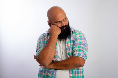 Çenesinde eli olan düşünceli sakallı adam.