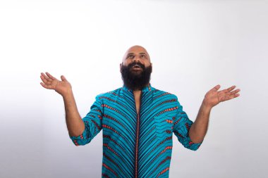 Şaşırmış Hintli, sağlıklı, kel sakallı adam. İnsanların yaşam tarzı konsepti. Ağzını açık tut, ellerini aç.