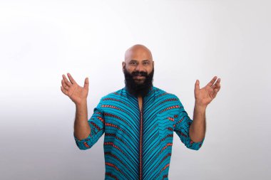 Şaşırmış Hintli, sağlıklı, kel sakallı adam. İnsanların yaşam tarzı konsepti. Ağzını açık tut, ellerini aç.