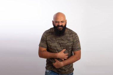 Güçlü, sağlıklı kel adam mide ağrısı çekiyor. Gıda zehirlenmesi.