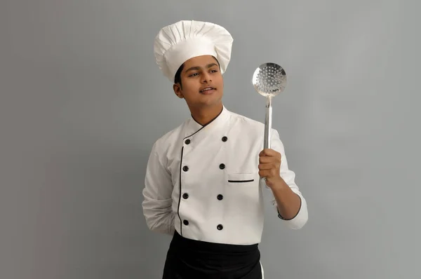 Feliz Chef Masculino Vestido Uniforme Segurando Aço Skimmer — Fotografia de Stock