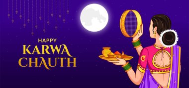 KarwaChauth 'ta Ay' ı süzen Hintli Kadın