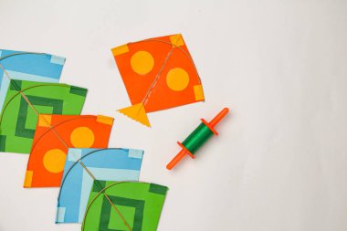 Sankranti 'nin yeni yılını kutlamak için renkli uçurtmalar