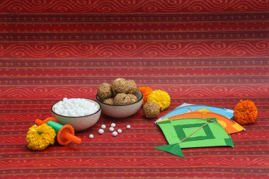 Mutlu Makar Sankranti, Pongal ve Uttarayan uçurtmalı, haldi kum kaseli ve tilgul şekerli