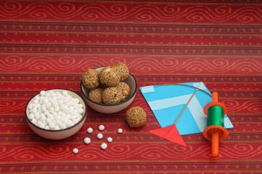 Mutlu Makar Sankranti, Pongal ve Uttarayan Kite, Haldi kum kaseleri ve tilgul tatlılarıyla