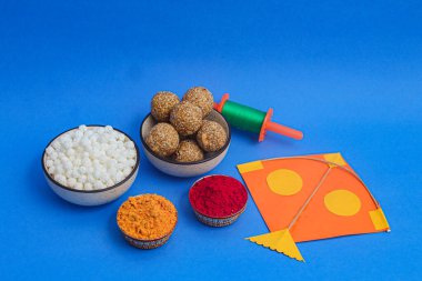 Mutlu Makar Sankranti, Pongal ve Uttarayan Kite, Haldi kum kaseleri ve tilgul tatlılarıyla