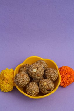 Tilgul laddu tatlılarıyla Mutlu Makar Sankranti