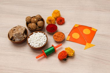 Mutlu Makar Sankranti, Pongal ve Uttarayan Kite, Haldi kum kaseleri ve tilgul tatlılarıyla
