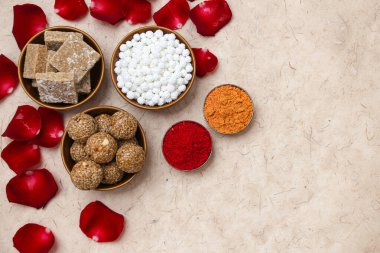 Mutlu Makar Sankranti, Pongal ve Uttarayan, Haldi kum kaseleri ve tilgul tatlıları