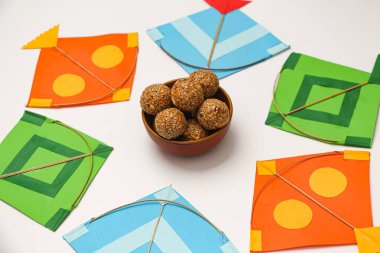 Mutlu Makar Sankranti, Pongal ve Uttarayan uçurtmalı, haldi kum kaseli ve tilgul şekerli