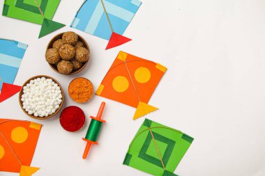 Mutlu Makar Sankranti, Pongal ve Uttarayan uçurtmalı, haldi kum kaseli ve tilgul şekerli