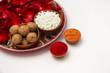 Mutlu Makar Sankranti, Pongal ve Uttarayan, Haldi kum kaseleri ve tilgul tatlıları