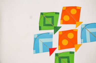 Sankranti 'nin yeni yılını kutlamak için renkli uçurtmalar