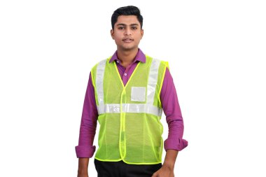 Stüdyoda duran güvenlik ceketi giyen yakışıklı Hintli erkek mimar..