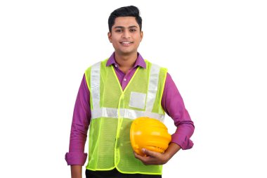 Gülümseyen Hintli erkek mimar stüdyoda duruyor..