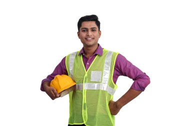 Gülümseyen Hintli erkek mimar stüdyoda duruyor..