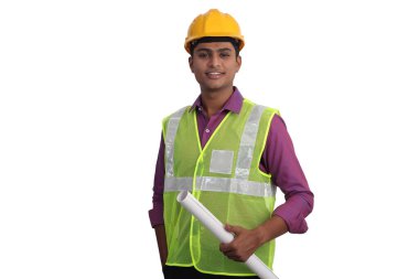 Sarı miğfer takan Hintli erkek mimar ve güvenlik ceketi elinde beyaz arka planın planı var. 