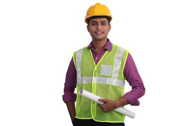 Sarı miğfer takan Hintli erkek mimar ve güvenlik ceketi elinde beyaz arka planın planı var. 