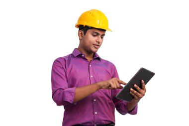 Sarı şapkalı yakışıklı Hintli stüdyoda tabletle poz veriyor.. 