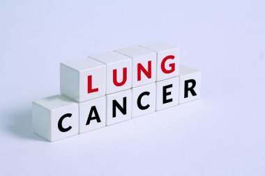 Akciğer kanseri kelimesi açık mavi arkaplanda harflerle tahta bloklardan yapılmış.