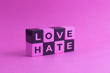 Aşk ve nefret pembe arka planda.
