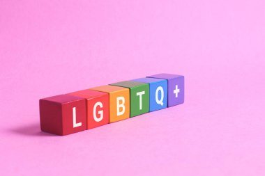 Tahta oyuncak blokları ve pembe arka planda Lgbt metin, lgbt gurur
