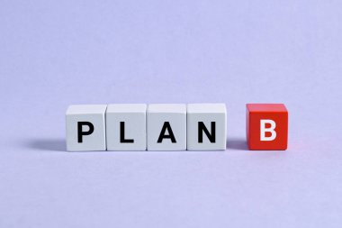 B planı. Mor arka planda tahta bloklar var. iş kavramı