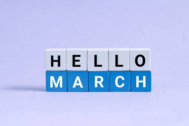 Merhaba March. Mor arka planda ahşap harfler