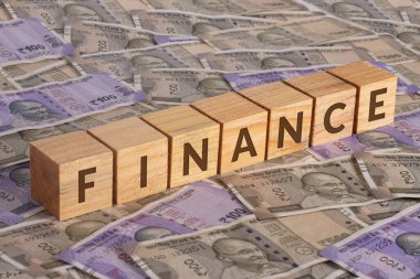 Tahta küplerin finans sözcüğü Hindistan rupi banknotlarının arka planında  