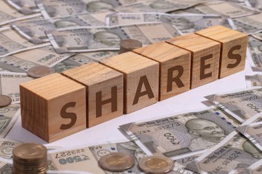 Hintli banknotların arka planında tahtadan küplerle ilgili bilgileri paylaşıyor.  