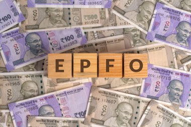 Ahşap küplerle ilgili epfo kelimesi Hindistan banknotlarının arka planında  