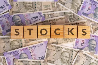 Tahta küplere, Hint rupileri banknotlarına haber verir.  