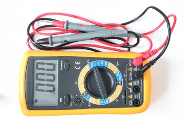 Işık arka planında çokölçer. Elektronik devreleri ölçmek için aygıt.