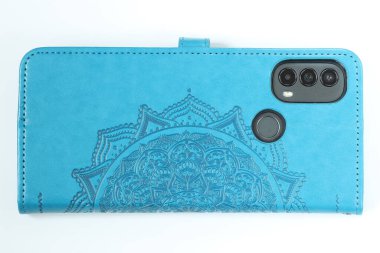 Akıllı telefon için mavi deri çanta. Hafif arkaplanda akıllı telefon dosyası.