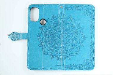 Akıllı telefon için mavi deri çanta. Hafif arkaplanda akıllı telefon dosyası.