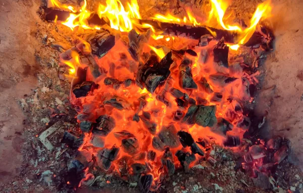 グリルで燃える火 — ストック写真